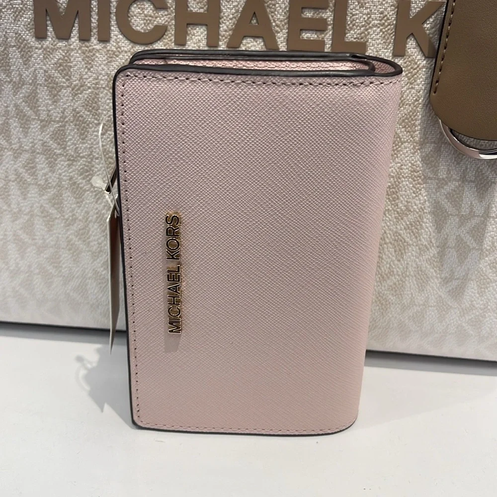 Michael Kors Medium Saffiano Leather Wallet
Powder Blush
NWT 
L - Picture 8 of 16